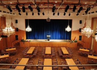 Blick auf die Bühne in der Halle