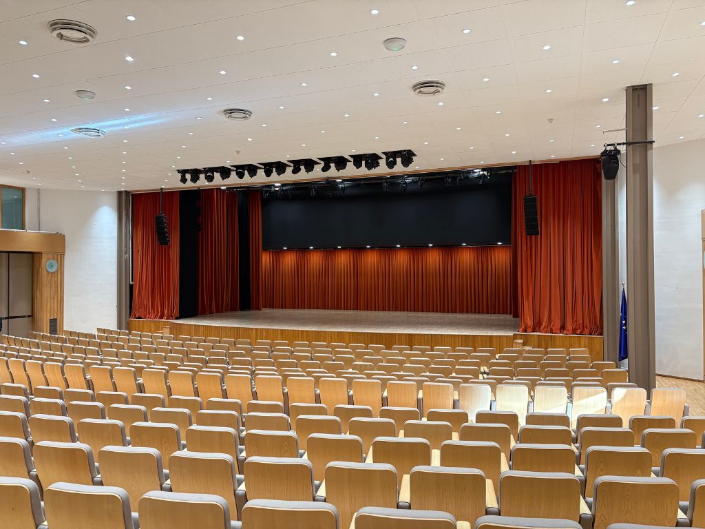 Blick auf die Bühne in der Halle